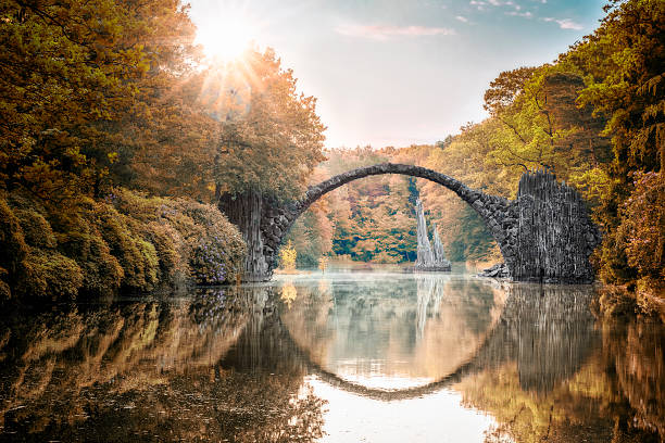 ponte de arco (rakotzbrucke) no outono - arco caraterística arquitetural - fotografias e filmes do acervo