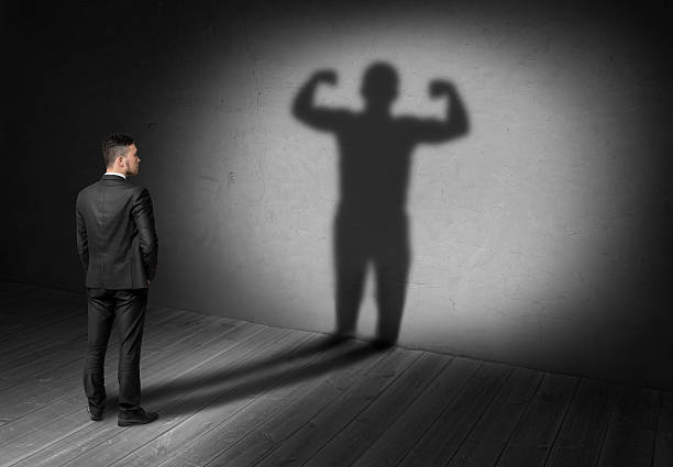 espalda vista de hombre de negocios lo a la sombra con gran su - strong shadows fotografías e imágenes de stock