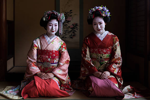 dos maiko geisha sala de estar en una habitación de kyoto, japón - geisha fotografías e imágenes de stock