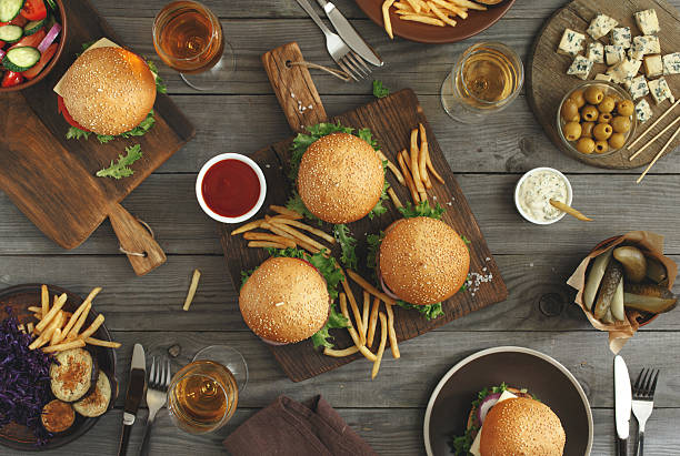 hamburger con cibo diverso - dining burger outdoors restaurant foto e immagini stock