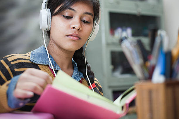 późne nastolatek dziewczyna studenta analiza i słuchania muzyki. - blank expression audio zdjęcia i obrazy z banku zdjęć