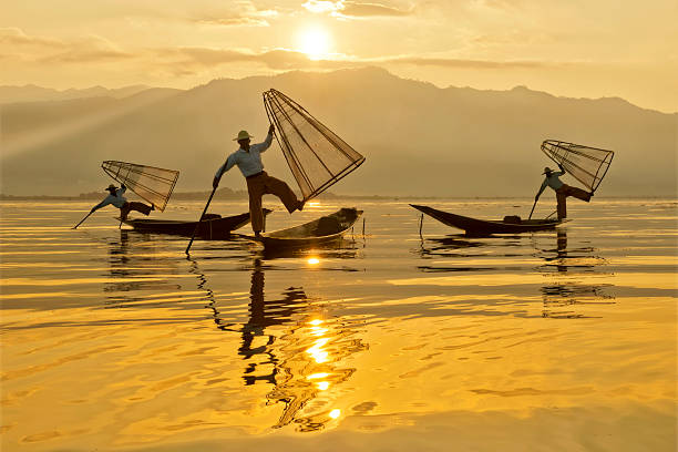 Intha pescatori all'alba - foto stock