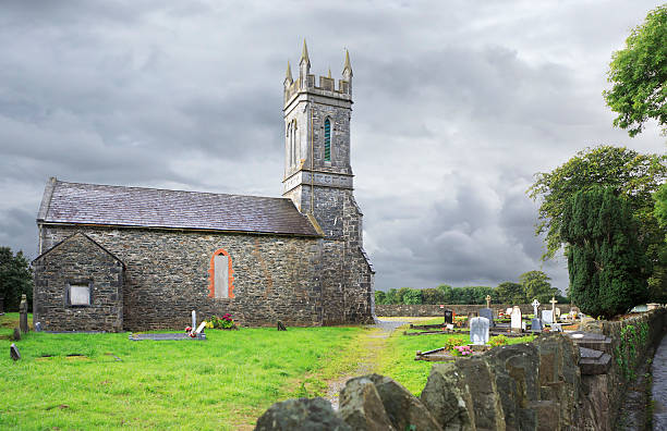 antigua iglesia aghadoe en el área de - lakes of killarney fotografías e imágenes de stock