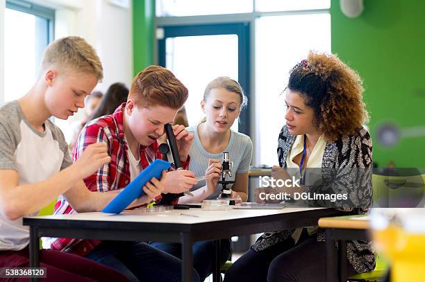 Foto de Experimentando Microscópios Em Uma Aula De Ciências e mais fotos de stock de Ciência