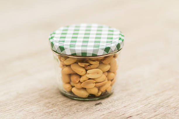 orzeszki ziemne w słoiku - peanut legume textured effect fat zdjęcia i obrazy z banku zdjęć