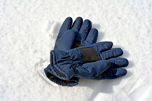 ski gloves on snow