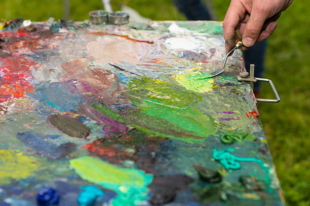 istock Male hand cleaning off a palette with paletteknife 538369384