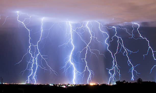 raining de pluma - lightning thunderstorm city storm fotografías e imágenes de stock