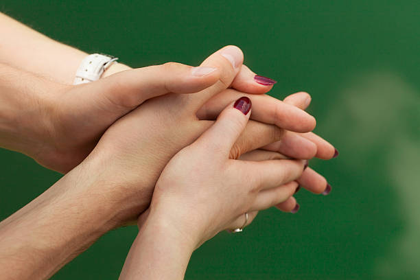 masculino e feminino mãos no abraço - passion women human hand macro imagens e fotografias de stock