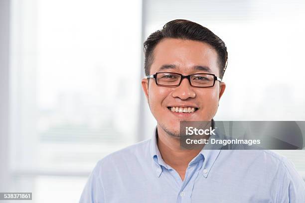 Sonriente Hombre En Gafas Vietnamita Foto de stock y más banco de imágenes de 2015 - 2015, Accesorio para ojos, Adulto