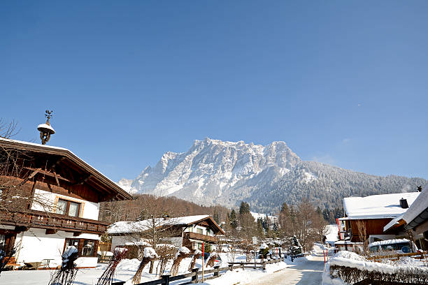zugspitze cumbre, alemania es más alta a las montañas, desde ehrwald, austria - austria mountain panoramic ehrwald fotografías e imágenes de stock