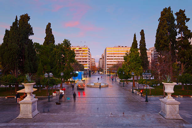 la place syntagma, athènes. - syntagma square photos et images de collection