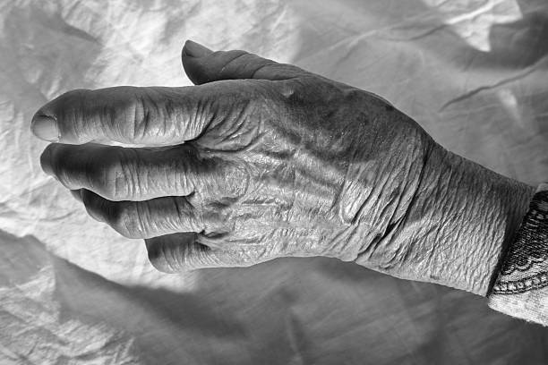 istock hand of old woman 538406143