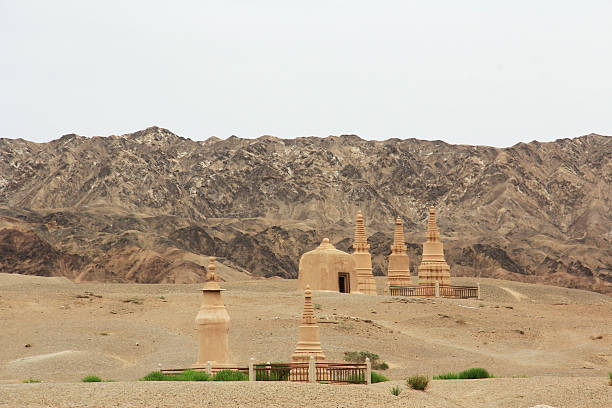 pagoda en el sitio histórico de la cueva de mogao, gansu, china - dunhuang fotografías e imágenes de stock