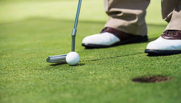 골프 선수 퍼팅 그린. - putting green practicing putting flag 뉴스 사진 이미지