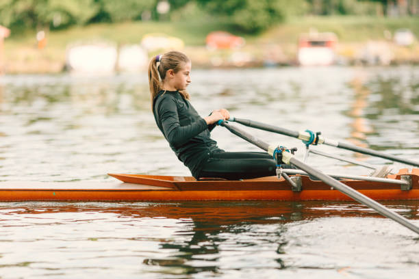 scull individuel d'aviron - skiff photos et images de collection