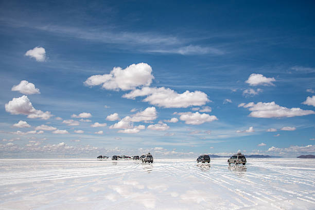 автомобили на пустыне - salar стоковые фото и изображения