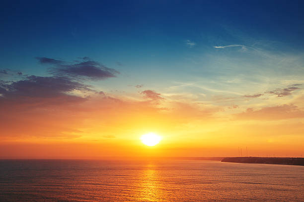 piękny krajobraz z chmurami nad morze, zachód słońca strzał - sun sky beach sea zdjęcia i obrazy z banku zdjęć