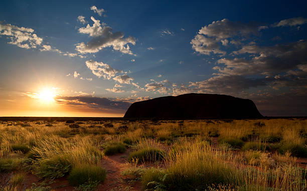 울룰루 새벽 무렵 - uluru australia northern territory sunrise 뉴스 사진 이미지