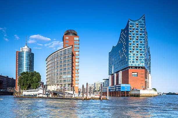 kehrwiederspitze e elbphilharmonie nel moderno hafencity di amburgo - fotogs foto e immagini stock