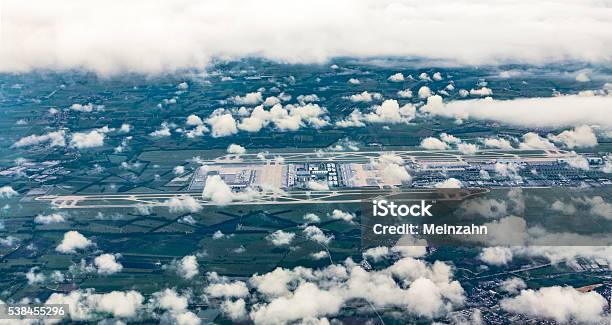 Vista Aérea Del Aeropuerto De Munich En El Erdinger Moos Foto de stock y más banco de imágenes de Aeropuerto de Munich
