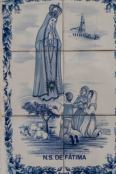 Nossa Senhora de Fatima. Our Lady of Fatima (or Our Fatima Lady of the Rosary) is one of the designations given to the Virgin Mary who, according to reports at the time and the Catholic Church , appeared repeatedly three pastors, children at the time of the apparitions , instead of Fatima, and the first appearance happened on 13 of May of 1917 . 