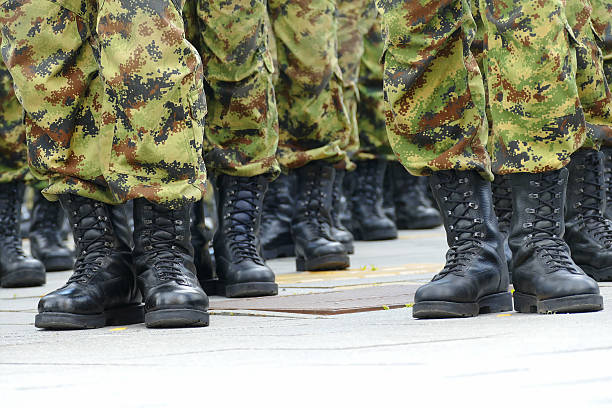 extrema en una fila - battalion fotografías e imágenes de stock