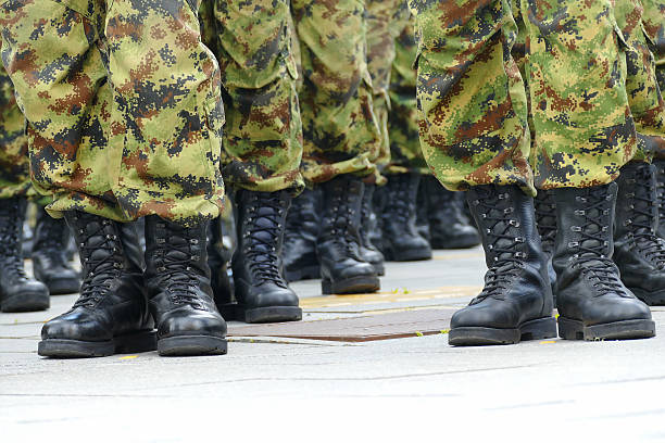 сил «коммандос» в строке - military boots стоковые фото и изображения