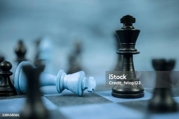 Foto de Xequemate Conceito De Estratégia No Tabuleiro De Xadrez e mais  fotos de stock de Estratégia - iStock