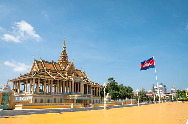 padiglione al chiaro di luna presso il palazzo reale di phnom penh, cambogia - stupa royal stupa local landmark national landmark foto e immagini stock