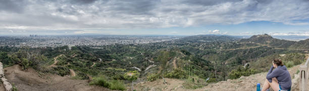 admirant la du mont hollywood - hollywood california skyline city of los angeles panoramic photos et images de collection