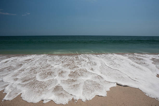 cape cod praia em maré alta - nauset beach imagens e fotografias de stock