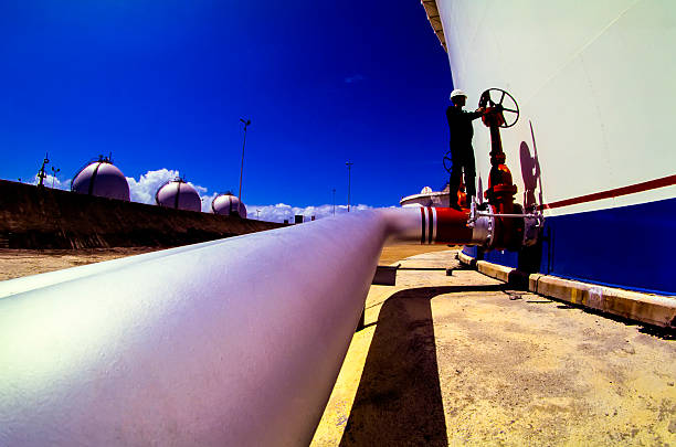 indústria de petróleo e gás homem de trabalho - drill red work tool power imagens e fotografias de stock