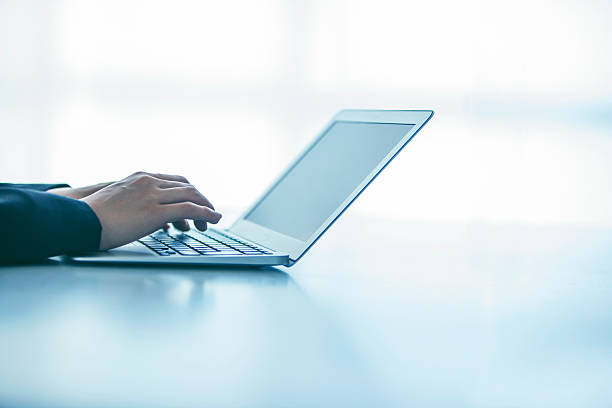 close-up of woman working on computer - 個人電腦 個照片及圖片檔