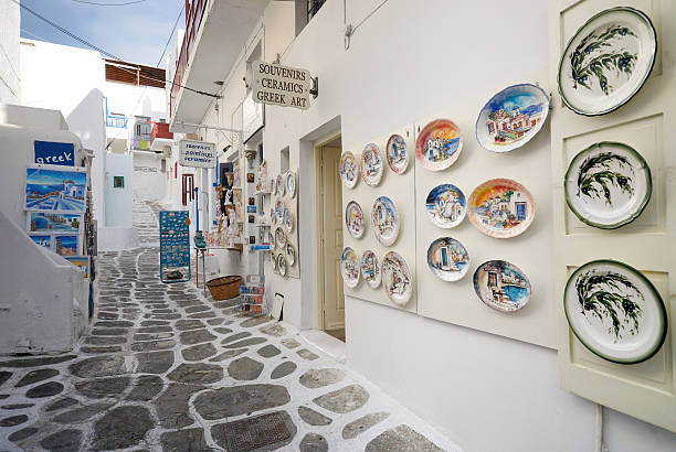 rua e lembrança loja de mykonos - shell sea souvenir island imagens e fotografias de stock