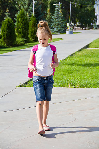 jolie fille aller à l'école - schoolgirl child backpack book bag photos et images de collection