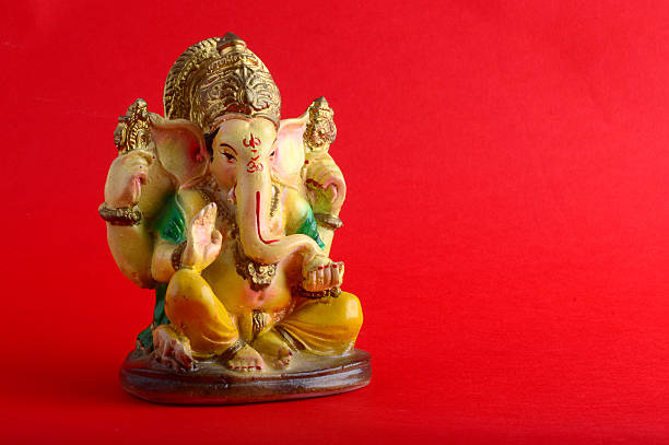 ヒ�ンドゥー教の神ガネーシャ オン レッド - ganesh ストックフォトと画像