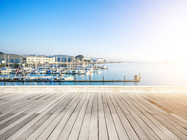 空の木製フロアー、セーリング、ボートで晴れた日 - 桟橋　無人 ストックフォトと画像