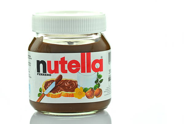 pote de chocolate nutella spread isolado no fundo branco - nutella - fotografias e filmes do acervo