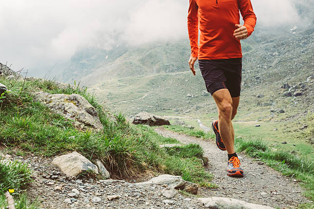 sentiero uomo che corre su un sentiero in montagna - vogue 40th foto e immagini stock