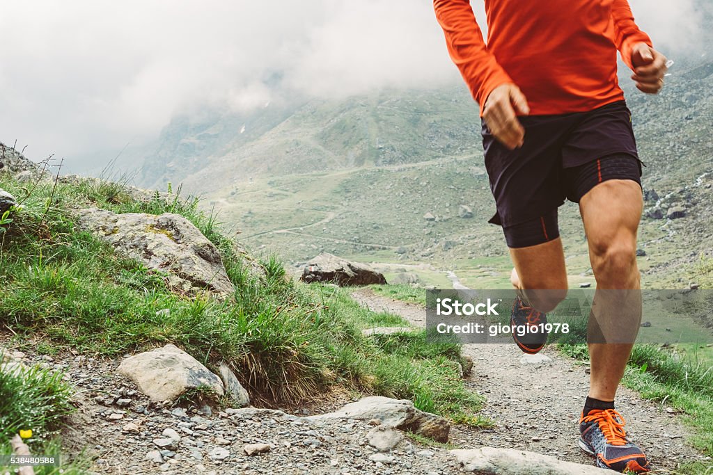 Menschenweg läuft auf einem Pfad im Berg - Lizenzfrei Rennen - Körperliche Aktivität Stock-Foto