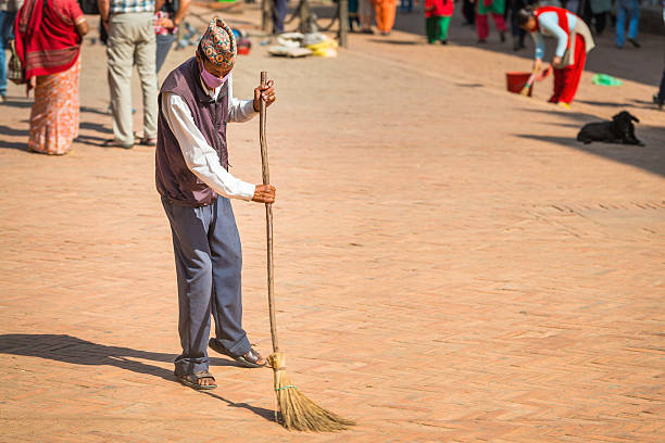 homem deslumbrantes com broom de patan durbar square kathmandu nepal - dhaka topi - fotografias e filmes do acervo