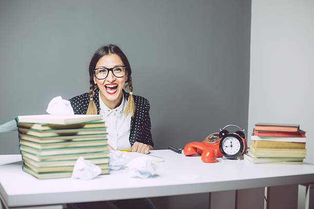 loco nerd chica en el concurrido escritorio - bizarre nerd humor telephone fotografías e imágenes de stock