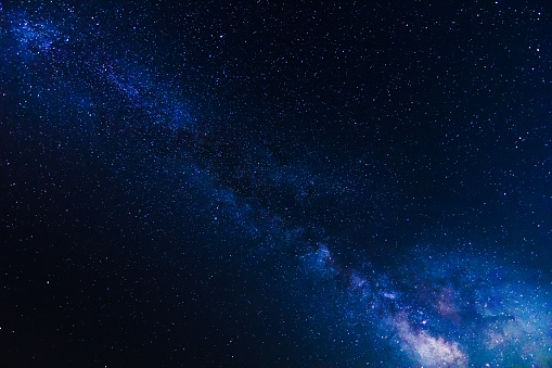 Estrellas y Milky Way Galaxy sobre transparente cielo de la noche oscura photo