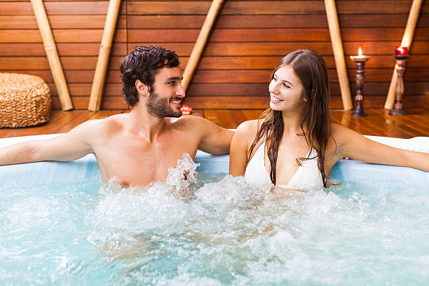 커플입니다 편안한 미용 농장 - couple hot tub spa treatment health spa 뉴스 사진 이미지
