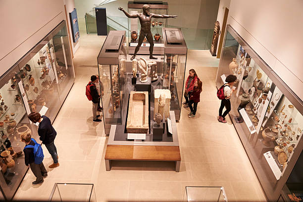 vue de dessus d'affaires avec les visiteurs au musée intérieur - art antique photos et images de collection