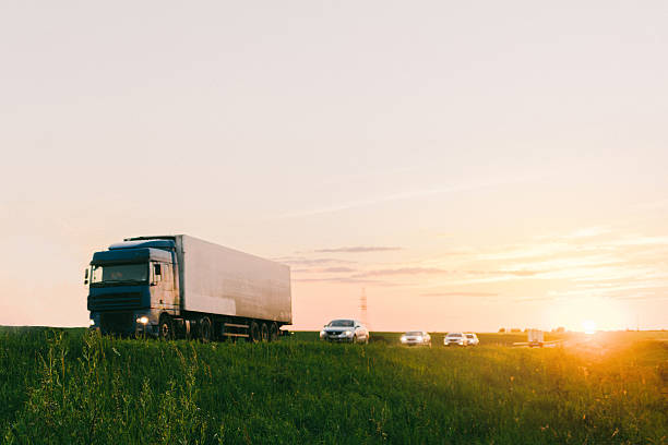 高速道路上の車 - country road trucking car yellow ストックフォトと画像