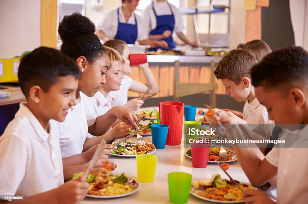 Grundschule Kinder isst an einem Tisch in der cafeteria der Schule - Lizenzfrei Kantine Stock-Foto