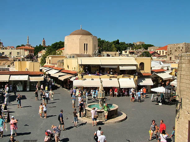 rhodes, grécia, o hipócrates praça da cidade velha - editorial built structure fountain town square imagens e fotografias de stock