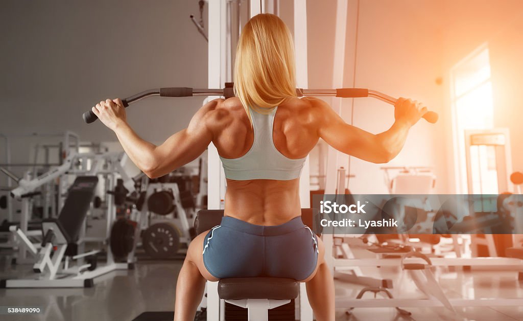 Chica rubia gimnasio - Foto de stock de Espalda - Partes del cuerpo libre de derechos